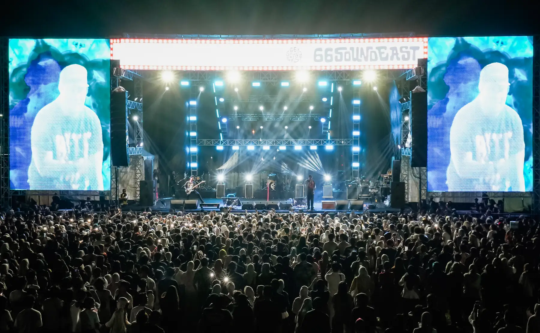 Penonton memadati panggung 66 Sound East Festival 2025 di malam hari