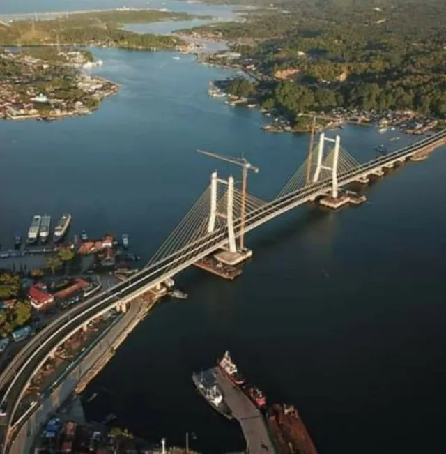 Jembatan Bahteramas melintasi Teluk Kendari