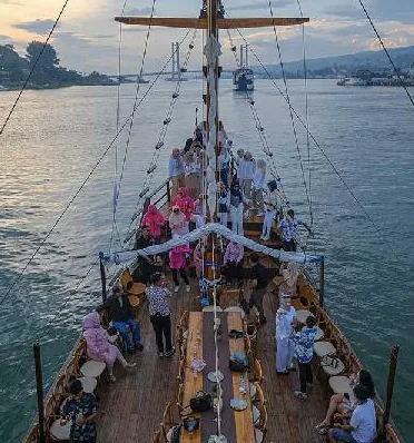Wisata kapal Phinisi di Teluk Kendari