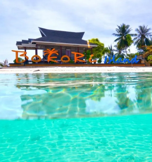 Air laut jernih di Pulau Bokori